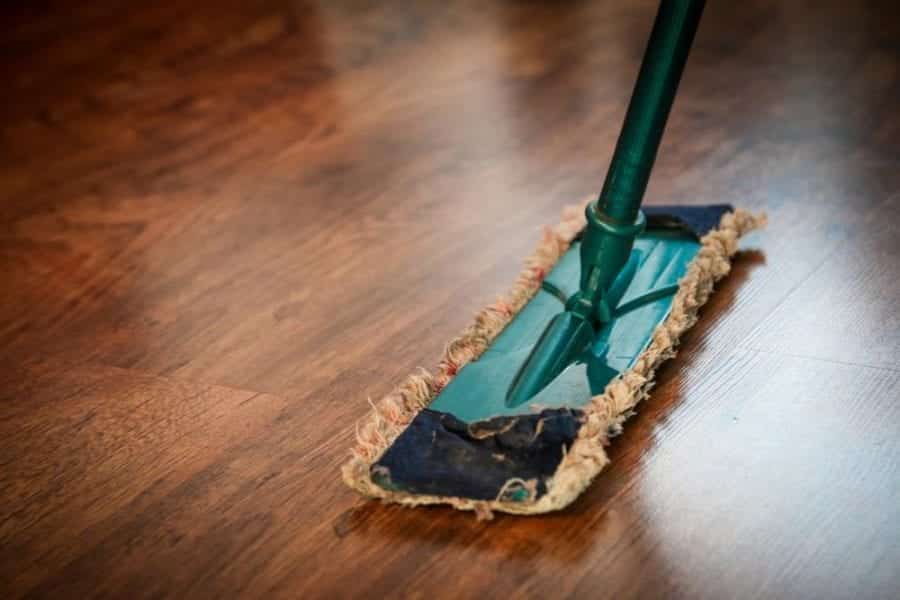 Nên thường xuyên lau dọn nhà cửa, nhất là những nơi nhiều người di chuyển.