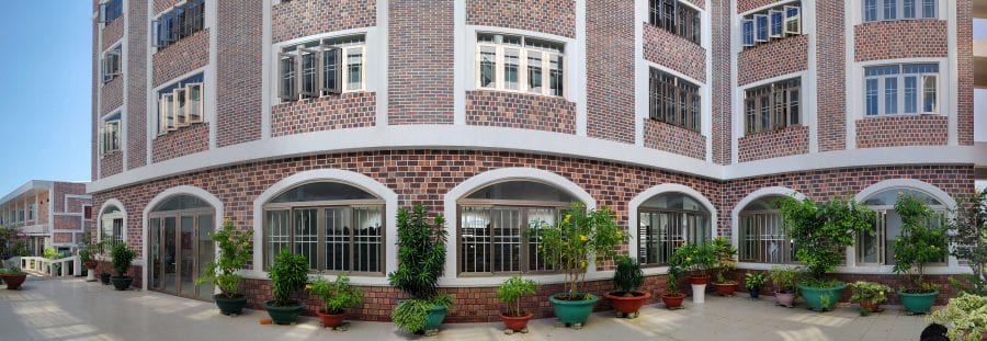 Cửa chính và cửa sổ tầng trệt tu viện được thiết kế đồng bộ