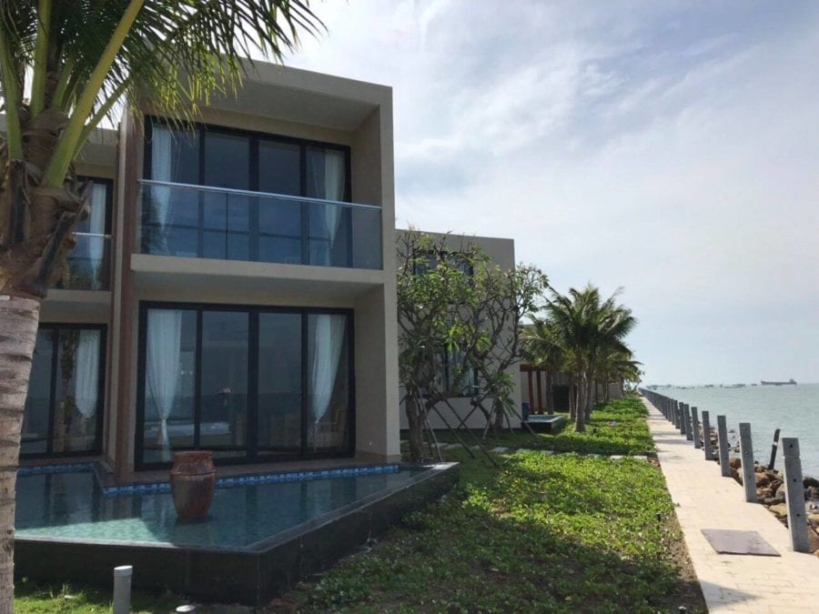 Cửa nhôm kính sử dụng cho resort gần biển
