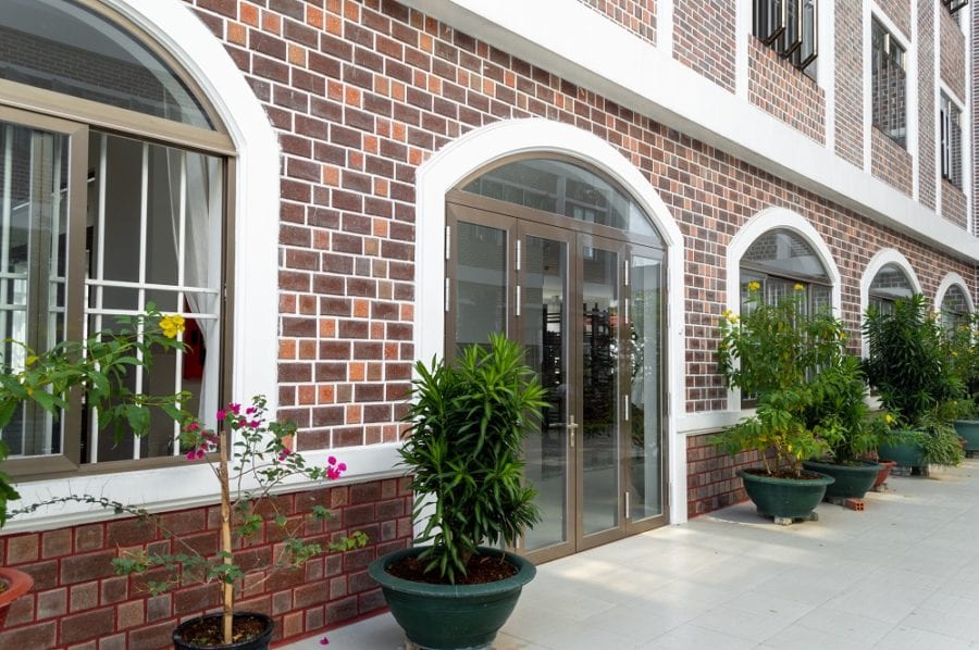 Cửa nhôm kính với bề mặt nhôm được phủ lớp ED