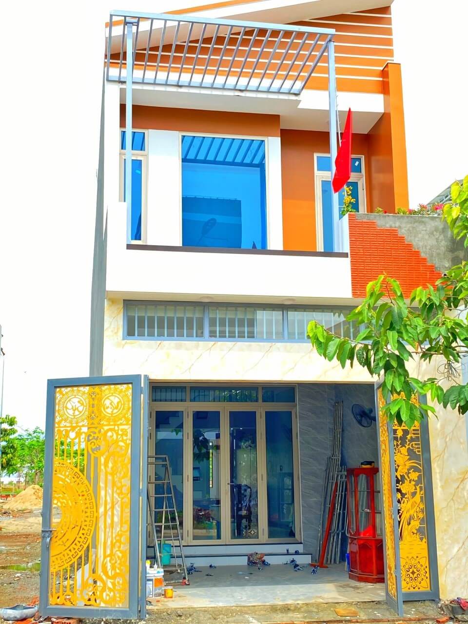 Sự đan xen giữa các tông màu đăng đối trong kiến trúc ngôi nhà