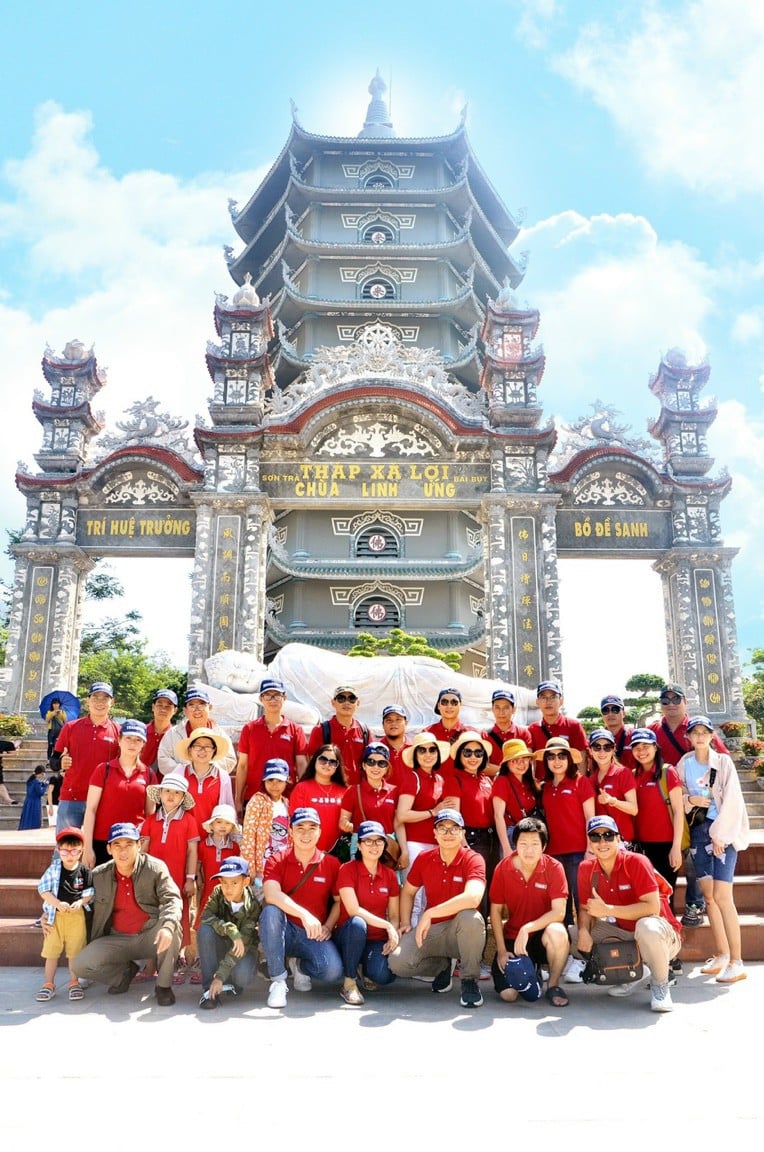 Chùa Linh Ứng là một trong ba ngôi chùa lớn ở Đà Nẵng mà Loval có cơ hội tham quan. Nằm trong bán đảo Sơn Trà - một đặc ân mà thiên nhiên đã hào phóng ban tặng cho thành phố Đà Nẵng