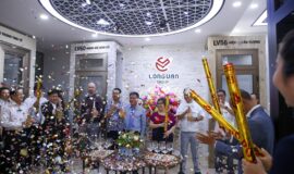 Ban quản trị Tập đoàn và khách mời nổ pháo buổi khai trương showroom